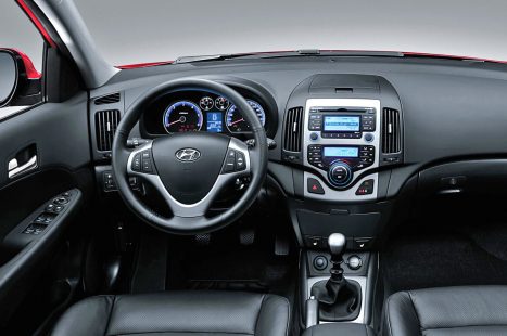 2011-Hyundai-i30-interior_22