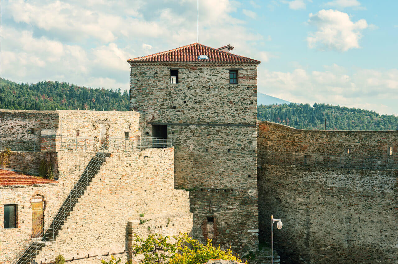Άνω Πόλη Θεσσαλονίκης Ένα Ταξίδι στο Παρελθόν-Ιστορικά μνημεία της Άνω Πόλης που αξίζει να επισκεφθείτε-AlphaDrive
