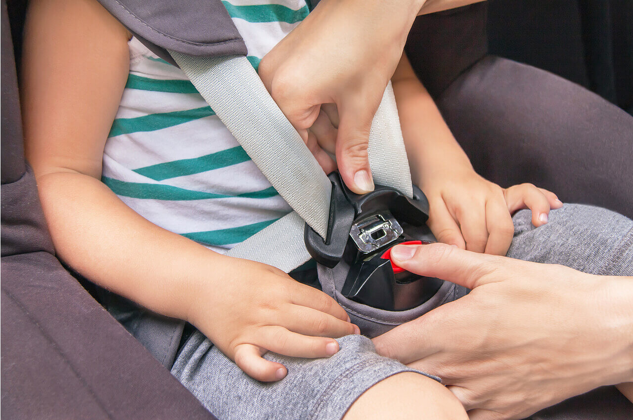 Safety rules for children in the car-put properly the safety belt-Alpha drive